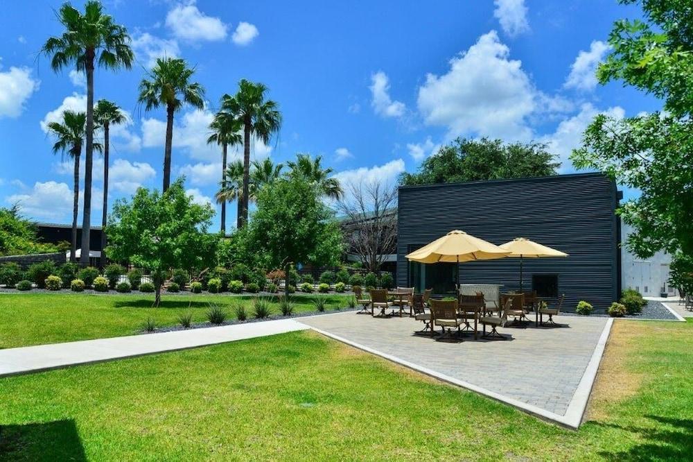 Ramada By Wyndham Del Rio Hotel Buitenkant foto