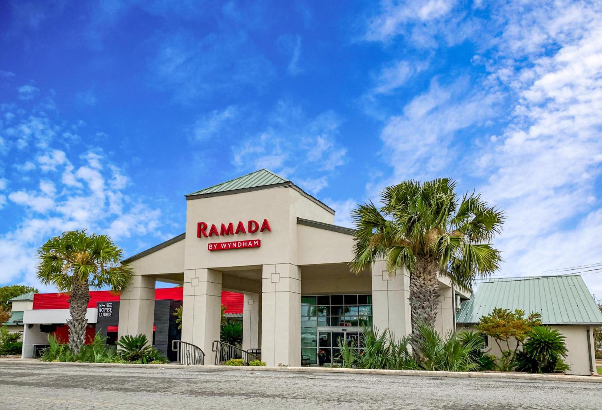 Ramada By Wyndham Del Rio Hotel Buitenkant foto